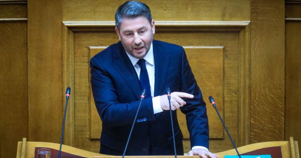 ΠΑΣΟΚ: Κυβέρνηση σε αποδρομή